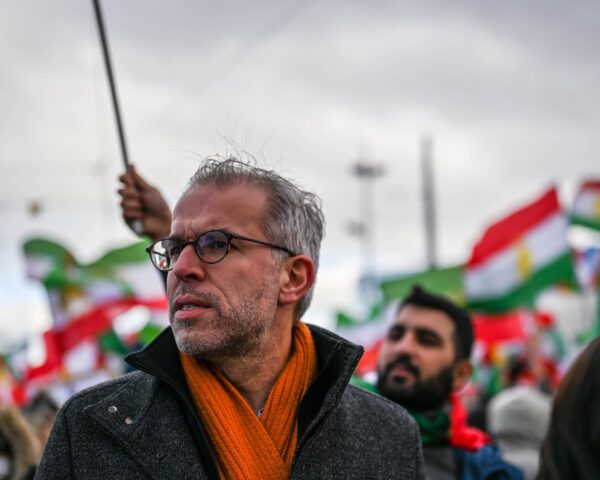 Thijs Reuten tijdens een protest tegen het Iraanse Regime